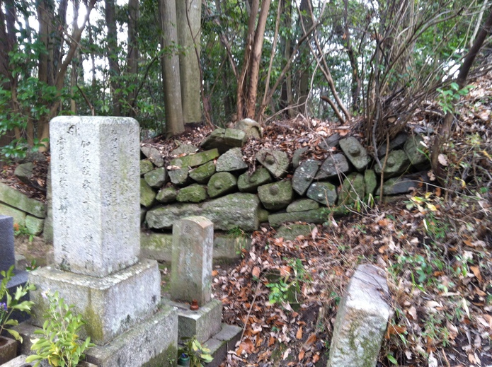 古い墓石や石碑が土止めの石積みとして再利用されています。