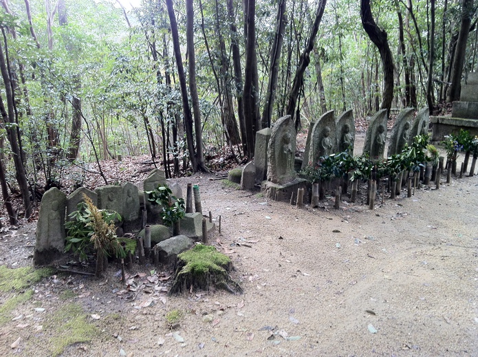 少し南の墓地入り口には六地蔵がありました。