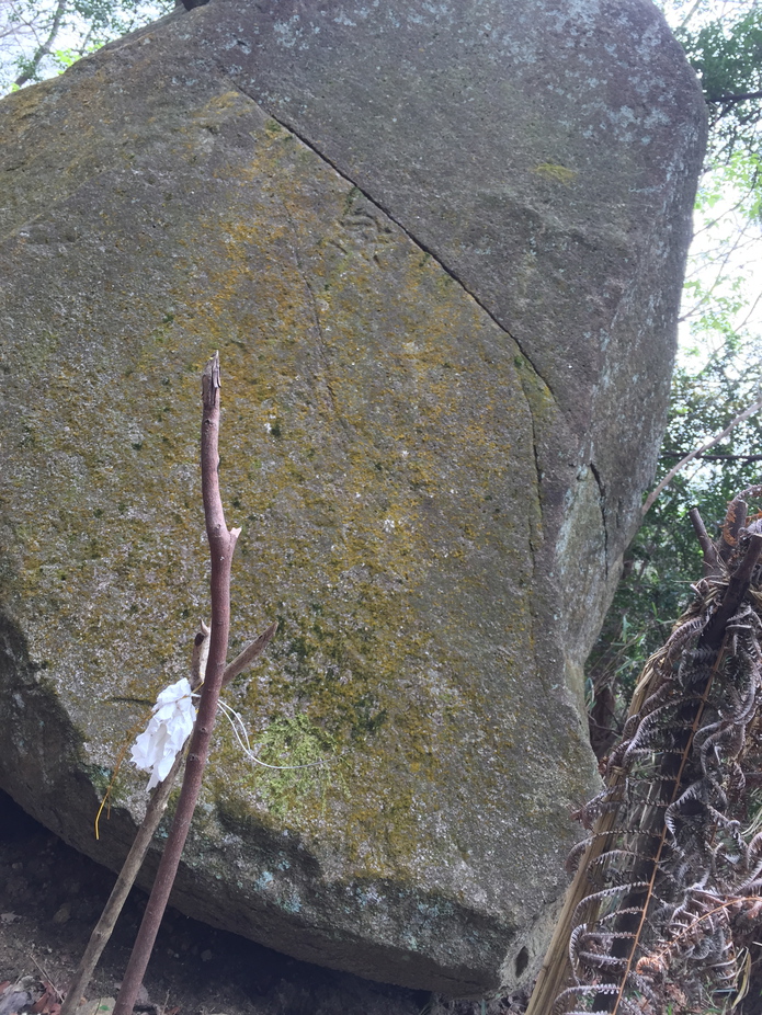 今もお祀りされている梵字のある岩。