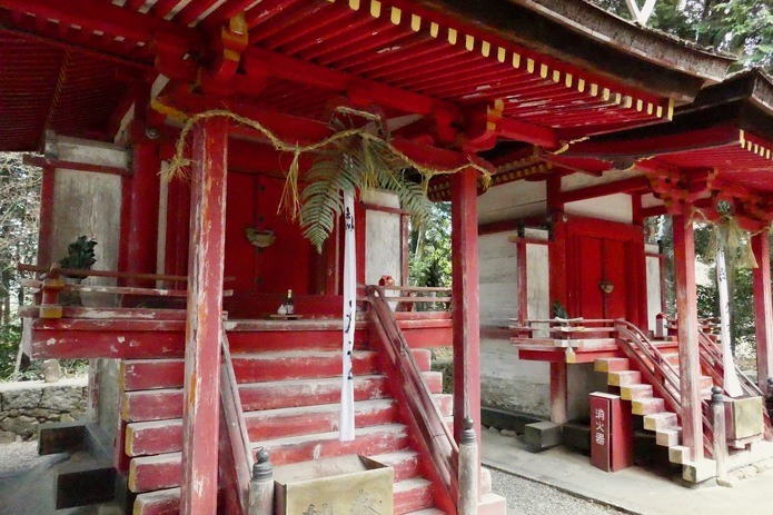 左の白山神社の社殿の方が高いのがわかります。