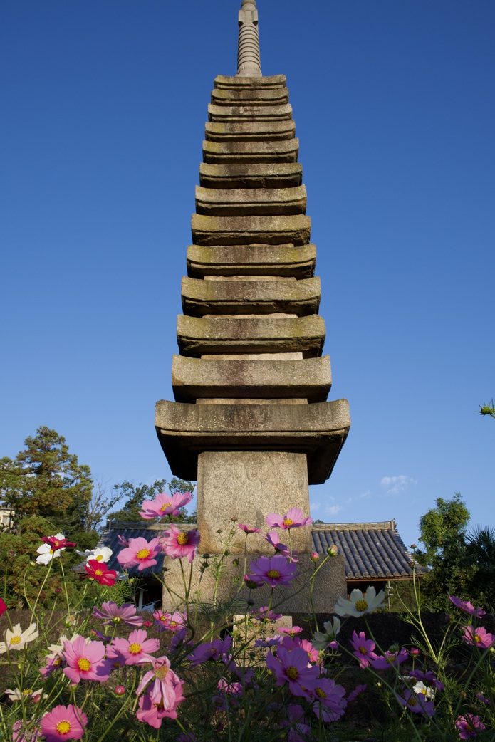 般若寺のシンボル、十三重石塔