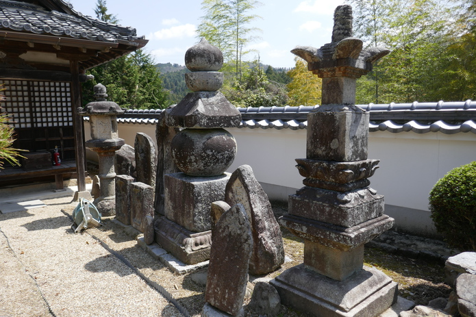 神宮寺の石造物。