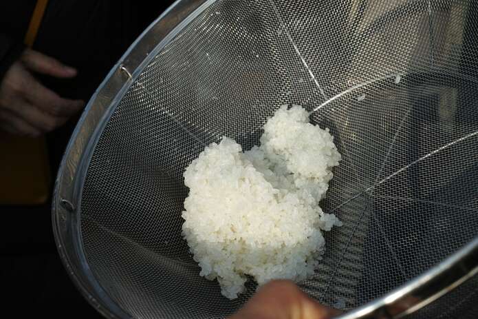 見学者に回された蒸し上がったばかりのお米。