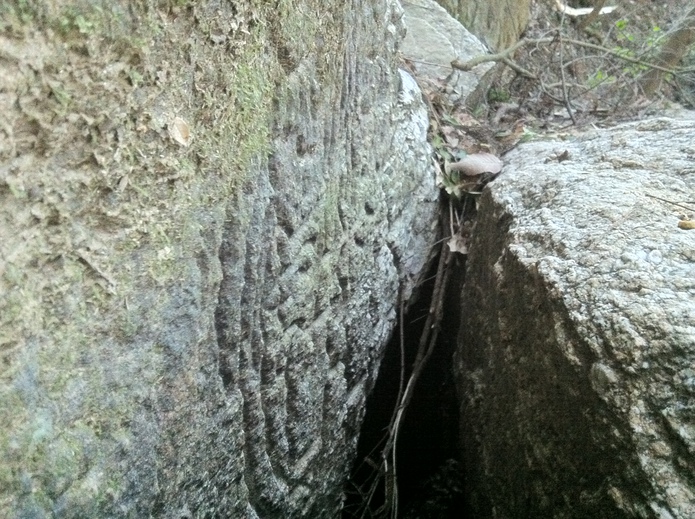 滝の上の岩にある古い線彫り瑠璃不動磨崖仏。