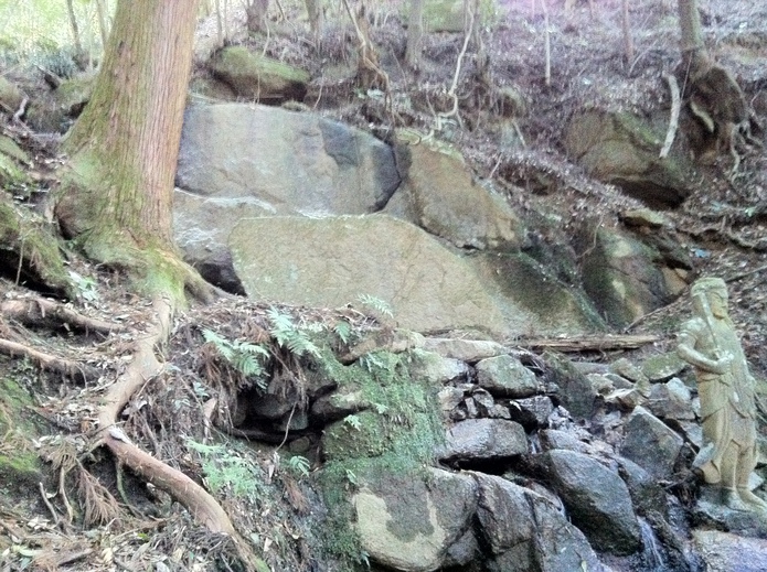 滝上の岩に瑠璃不動磨崖仏があります。