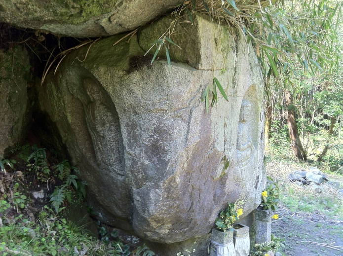 道の反対側に地蔵磨崖仏が彫られています。