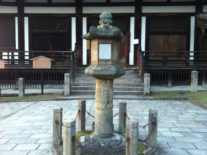 東大寺法華堂(三月堂)前の石灯籠
