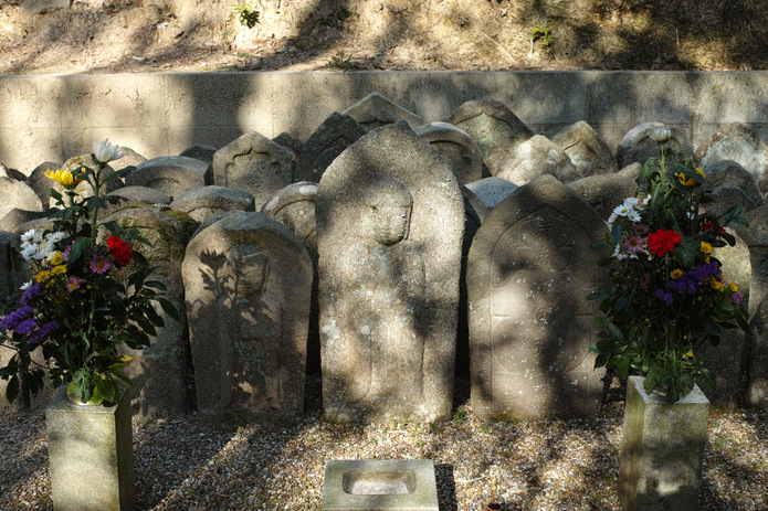 墓地入口に集められた石造物。