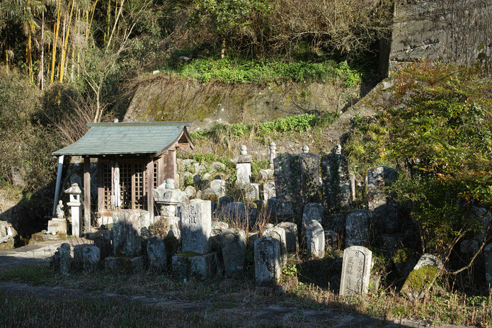 墓地には室町時代から江戸時代の石造物が集められています。