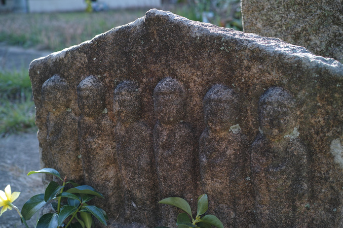墓地入口の六阿弥陀仏