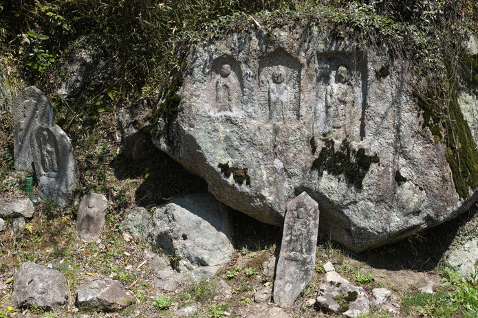 磨崖仏の周囲には地蔵菩薩像や舟形五輪塔などがちらばっています。