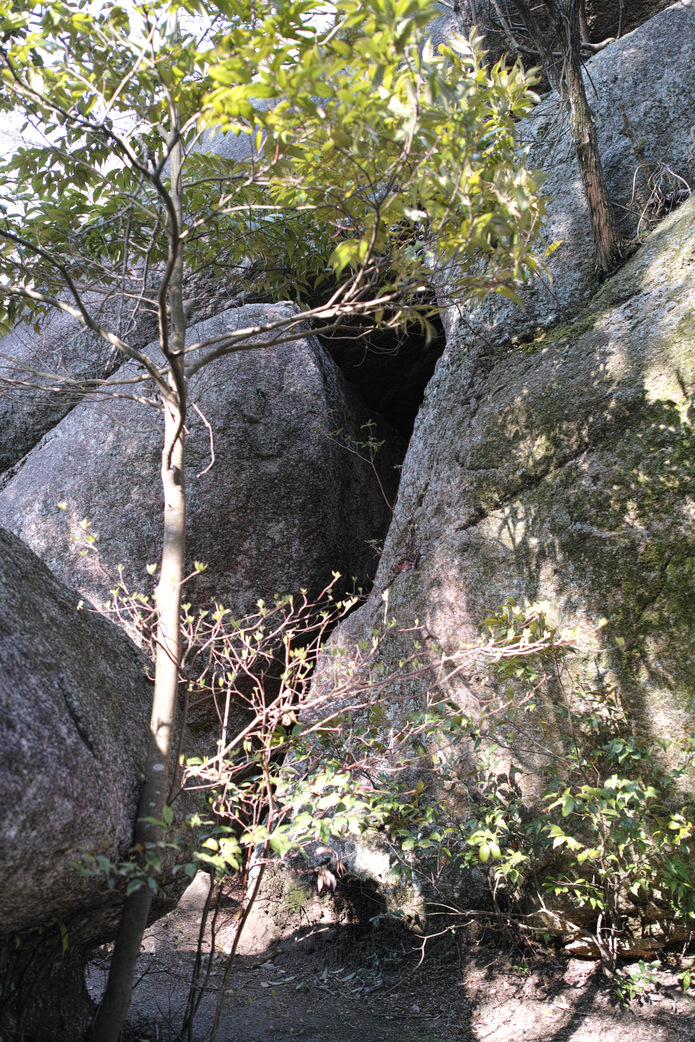 平等石の下の岩穴
