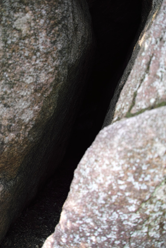 平等石の下の岩穴