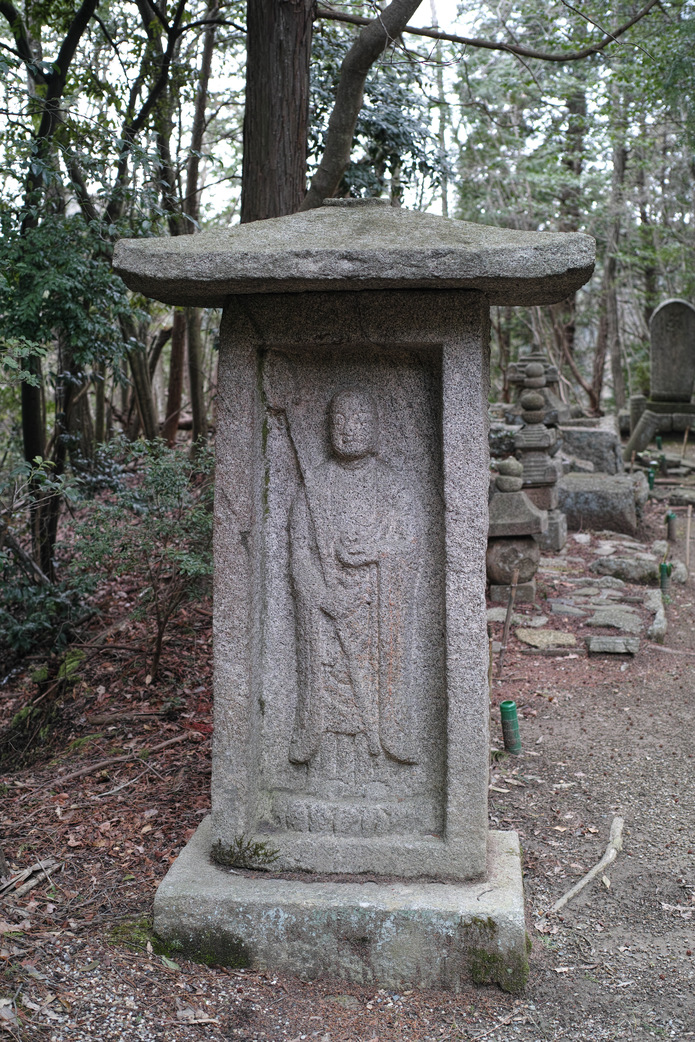 鎌倉後期の作と見られる地蔵石仏