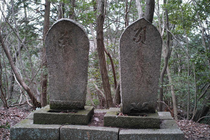 墓地の一番奥にある板碑