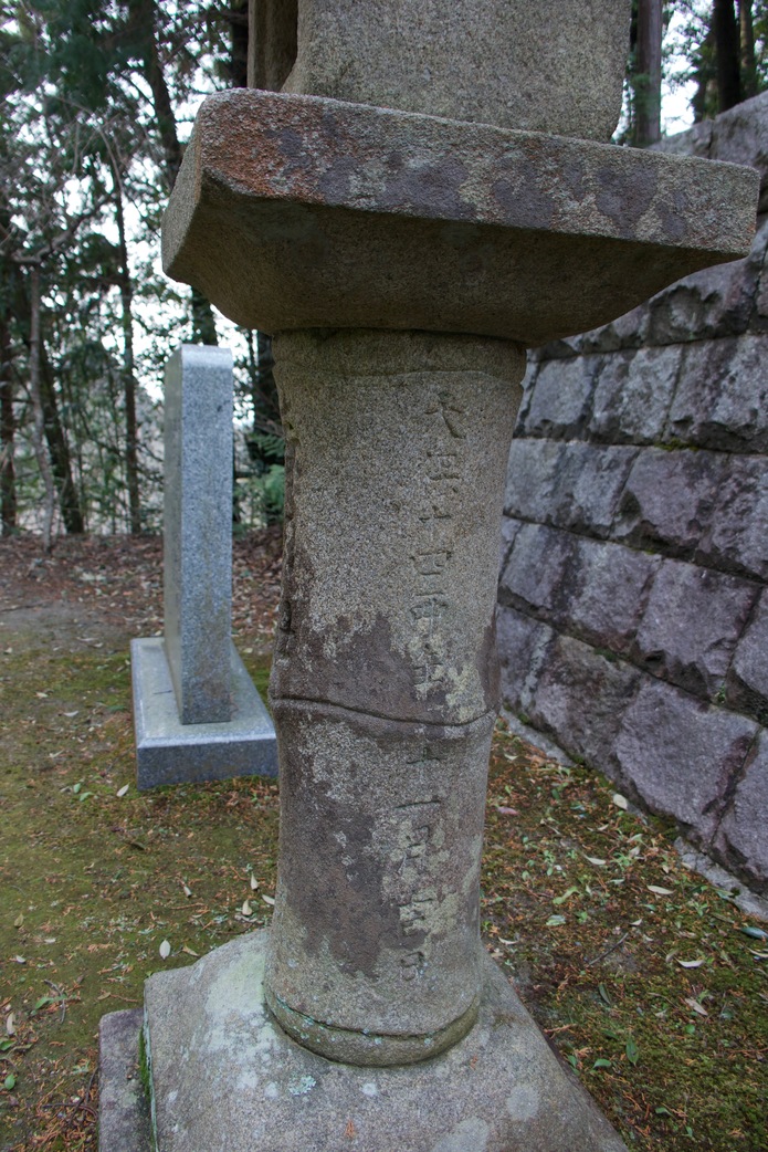 春日神社と書かれた石灯籠の側面