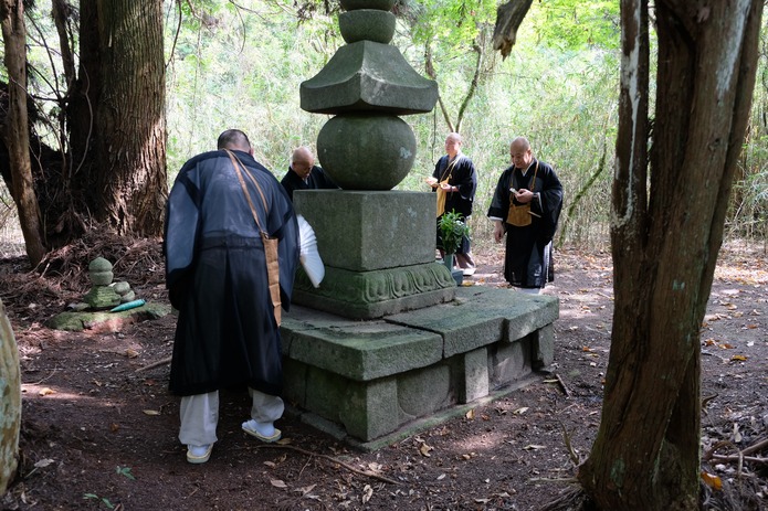扇で仰いで基壇の上の落ち葉を払う般若寺の顕任(新)住職 扇で仰いで基壇の上の落ち葉を払う般若寺の顕任(新)住職