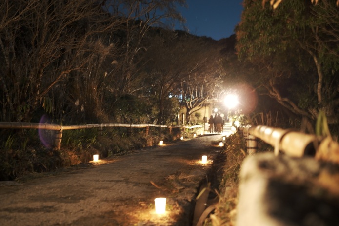 蝋燭で照らされた参道